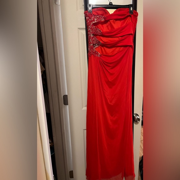 RED PROM DRESS - Picture 4 of 5